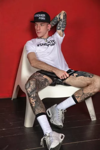 Sneakerporn Sk8erboy – stílusos fehér sportszárú zokni