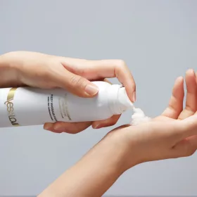   SPRUDELNDER MASSAGESCHAUM MIT UNANSTÄNDIGEM DUFT Sprühe 150mL